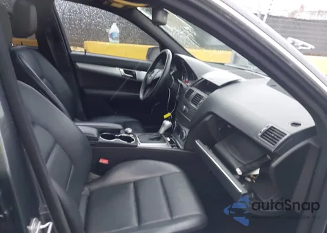 2011 Mercedes-Benz C 300 Sport z USA, uszkodzony, nr VIN WDDGF5EBXBR137150